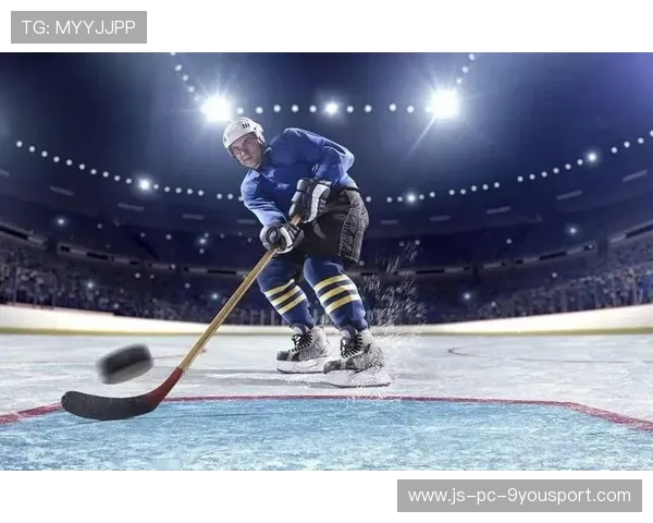 冰球运动员飞扑救球摔出球门区